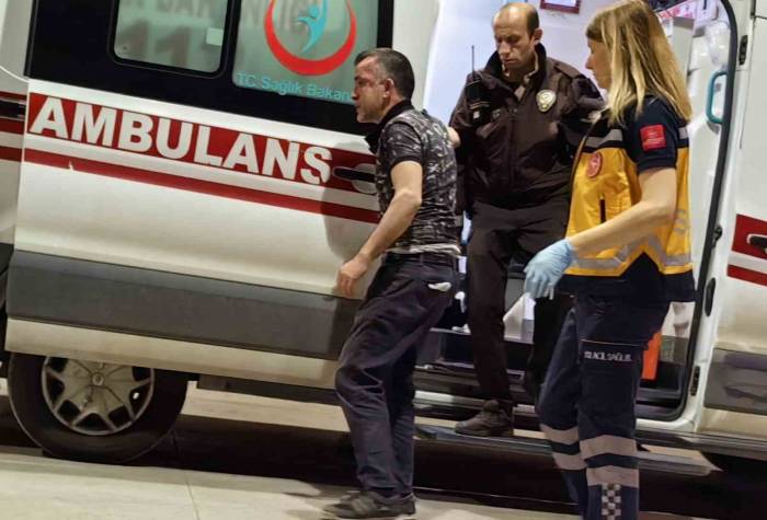 Gençlerden Uyuşturucu Taciri Olduğunu İddia Ettikleri Şahsa Meydan Dayağı Kamerada
