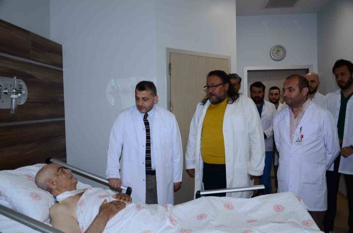 Ayakları Ağrıdığı İçin Hastaneye Gitti, Uyluk Kemiğinden 8,9 Kilo Tümör Çıktı