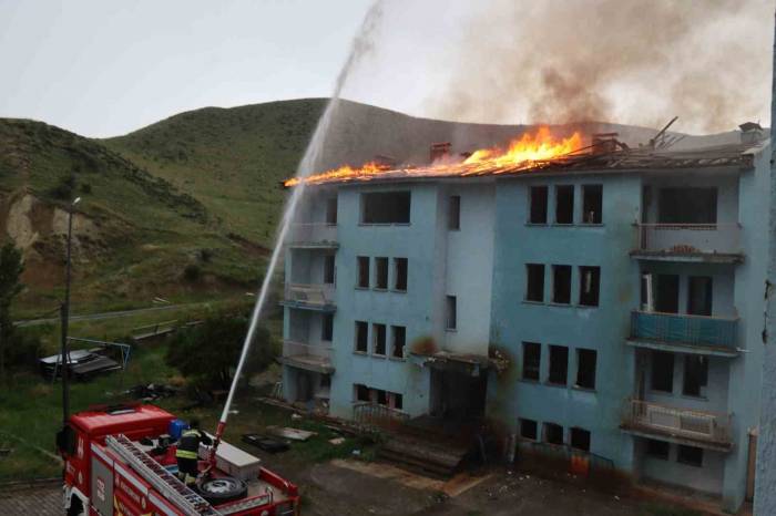 Şimşek Çaktı, Sökülen Çatı Alev Aldı