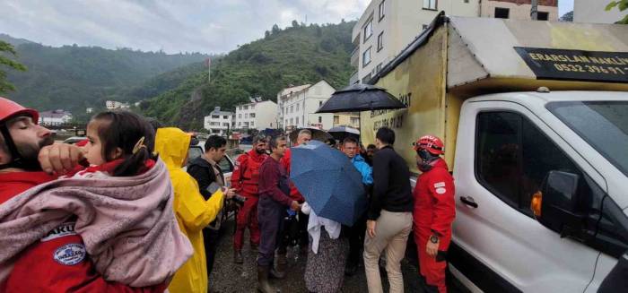 Giresun’un Duroğlu Beldesi’nde Evlerin Mahsur Kalan Vatandaşlar Tek Tek Kurtarılıyor