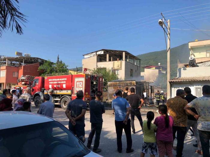 Depremzedelerin Yaşadığı Konteyner Alev Alev Yandı