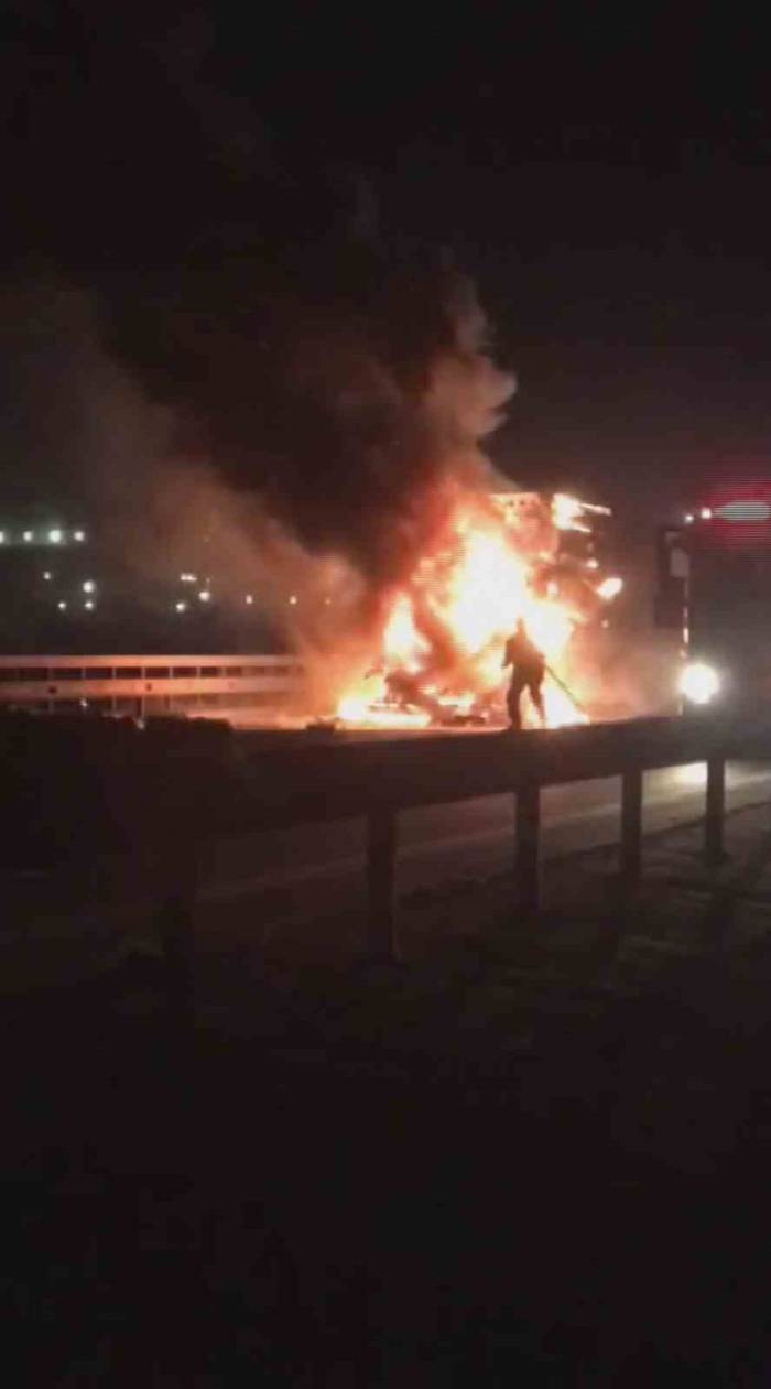 Çarpışan Tırlardan Biri Alev Alev Yandı: 1 Yaralı