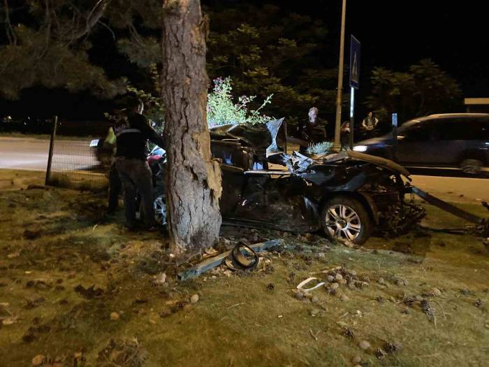 Isparta’da 2 Kişinin Ağır Yaralandığı Kazada Sürücü Hayatını Kaybetti