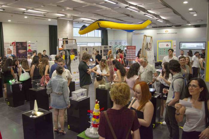 İeü’lü Gençlerin Sergi Ve Defilesi Büyük Beğeni Topladı