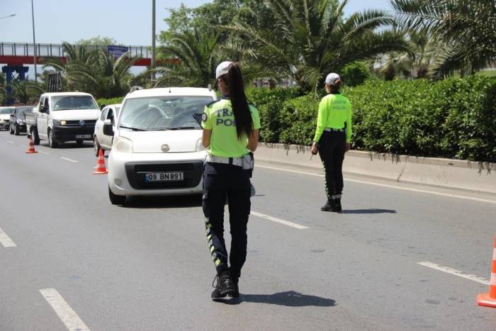 Bayram Tatilinde İzmir’de Her 15 Kilometrede Bir Trafik Ekibi