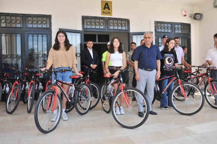 Aliağa’da Dereceye Giren Öğrencilere Bisiklet Hediyesi