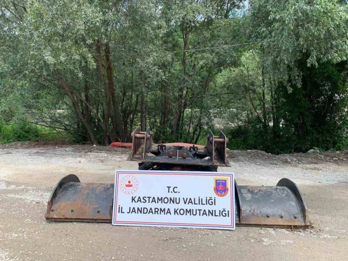 Kar Küreme Bıçağını Çalan Şahıslar Jandarmadan Kaçamadı: 3 Gözaltı