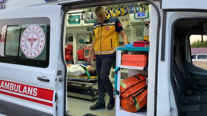 Trafik Işıklarında İki Araç Çarpıştı: 2 Yaralı