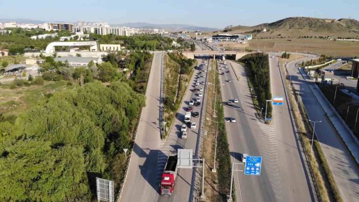 43 İlin Geçiş Güzergahında Bayram Trafiği Başladı