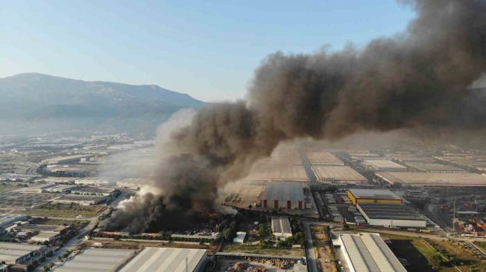 Manisa’daki Fabrika Yangını 16 Saattir Devam Ediyor
