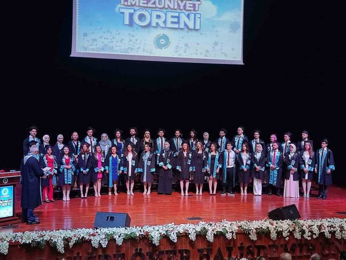 Niğde Ömer Halisdemir Üniversitesi Tıp Fakültesi İlk Mezunlarını Verdi