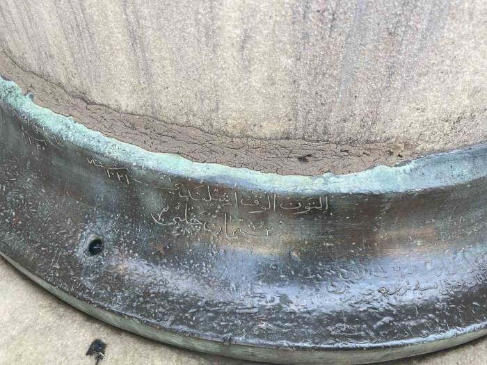 Tarihi Açık Hava Arşivi: Cami Sütunlarındaki Bilezik Yazıları