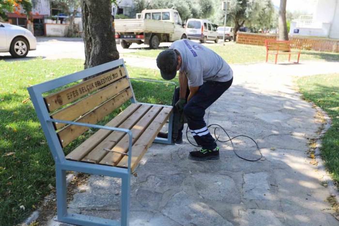 Selçuk’ta Vatandaşlar Talep Etti, Belediye Yeni Bankların Montajını Yaptı