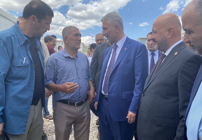 Ticaret Bakanı Bolat Depremzedelerle Bir Araya Geldi