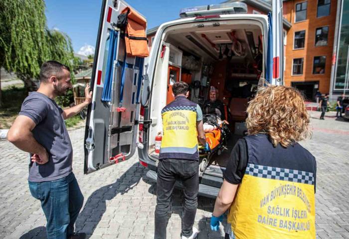 Van Büyükşehir Belediyesinin Hasta Nakil Hizmeti Devam Ediyor