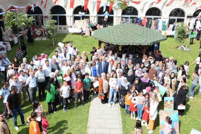 Tuşba’da ‘yılsonu Sergi Ve Sertifika’ Töreni