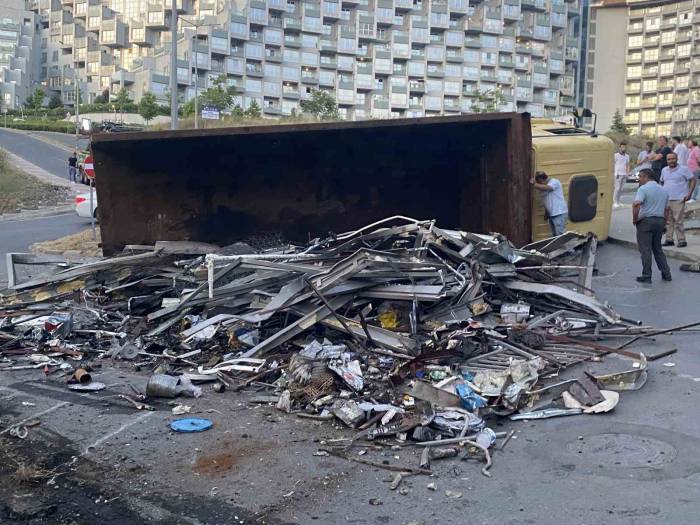 Sarıyer’de Hurda Yüklü Kamyon Yan Yattı, Sürücü Yaralandı