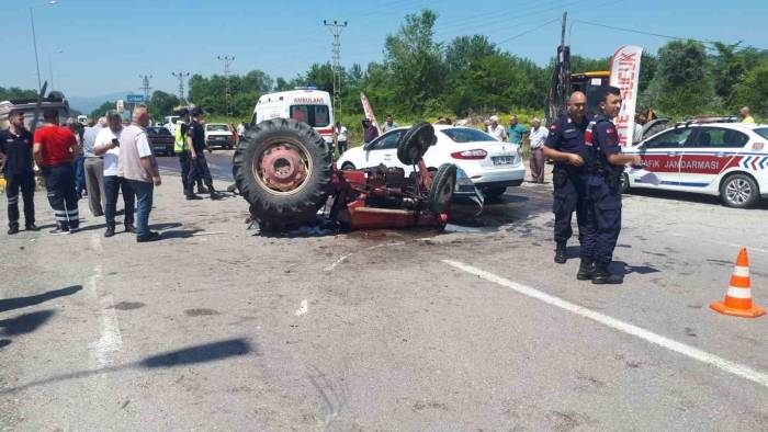 Otomobil İle Traktör Çarpıştı: 1 Ölü 2 Yaralı