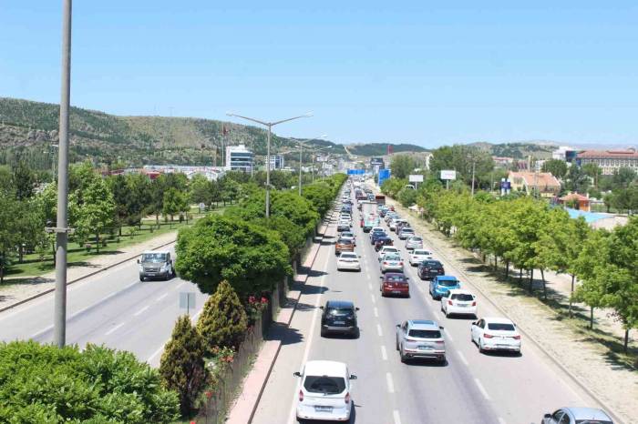 Afyonkarahisar’da Kavşak Noktalarda Trafik Yoğunluğu