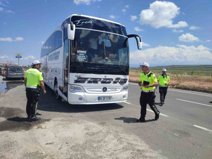Ağrı’da Trafik Polisleri Bayram Öncesi Emniyet Kemeri Denetimi Yaptı