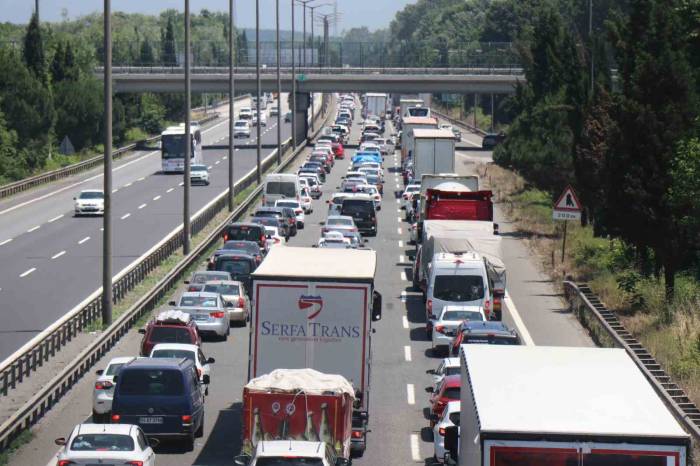 Otoyol Sakarya Geçişinde Trafik Durma Noktasına Geldi