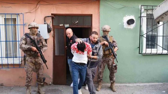 Koçbaşlarıyla Kapıları Kırılmış, Çatılarda Yakalanmışlardı...49’u Tutuklandı