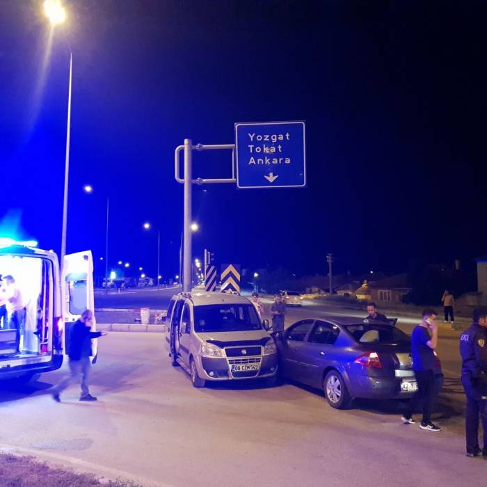 Otomobil İle Hafif Ticari Araç Çarpıştı: 3 Yaralı