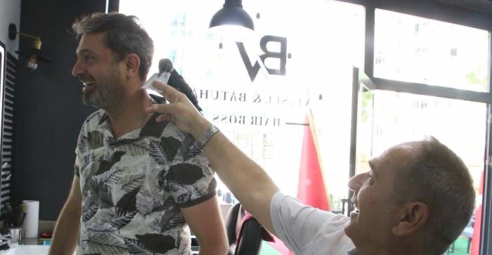 Yolda Bulunan Karga, Kuaför Salonunun Maskotu Oldu: Müşteriler Bahşiş Bile Veriyor