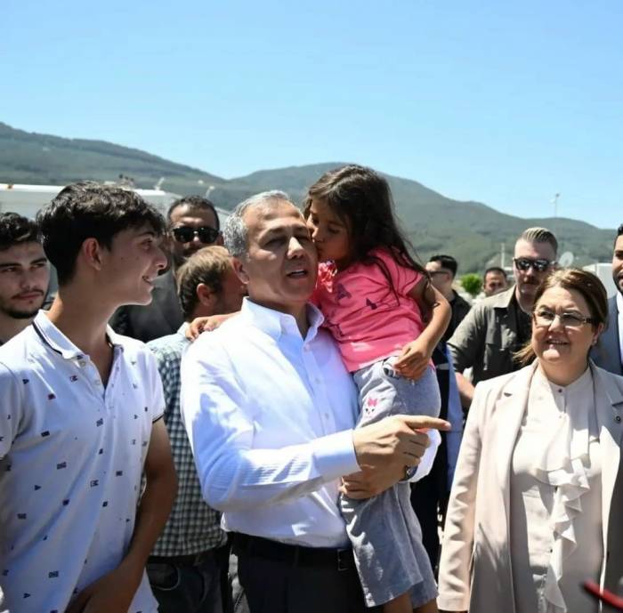 Bakan Yerlikaya, Osmaniye’de Enkazın 2 Ay İçerisinde Kaldırılacağını Söyledi
