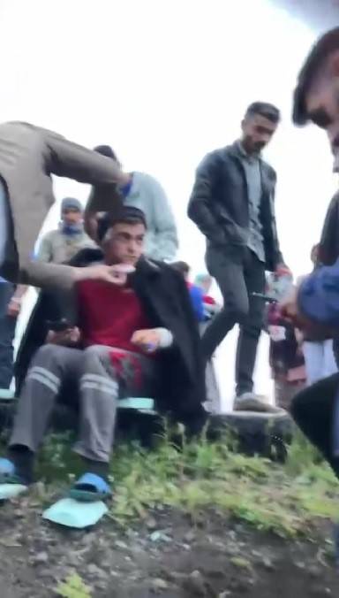 Kars’ta Kamyon Devrildi, Gıda Maddeleri Etrafa Savruldu