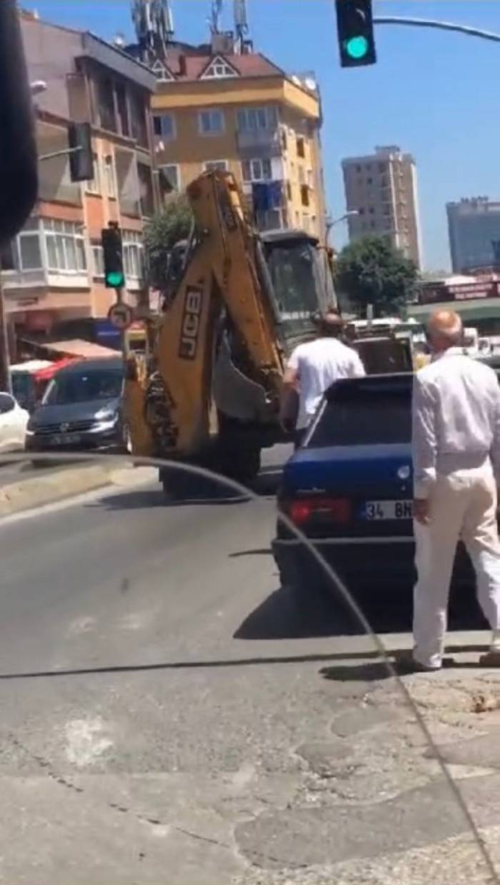 İş Makinası Operatörü Trafikte Otomobile Kepçe İle Vurmaya Çalıştı