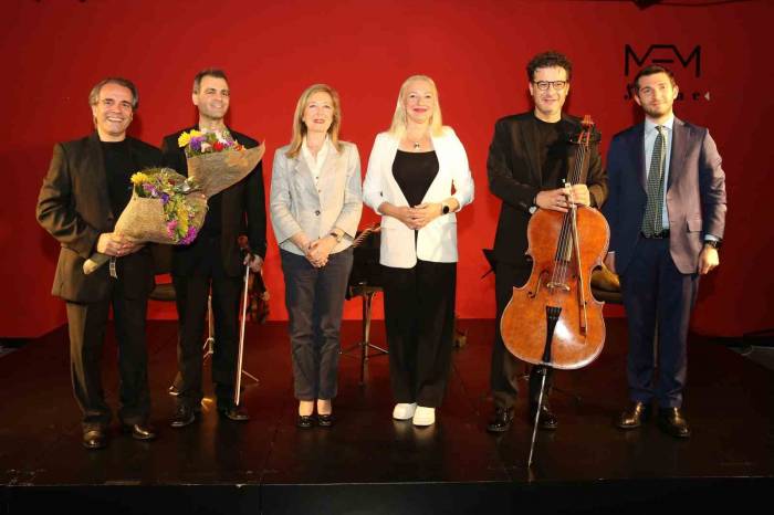 Keman Ve Çellonun Gitarla Buluştuğu Konser