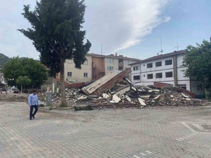 Eski Belediye Binası Yıkıldı