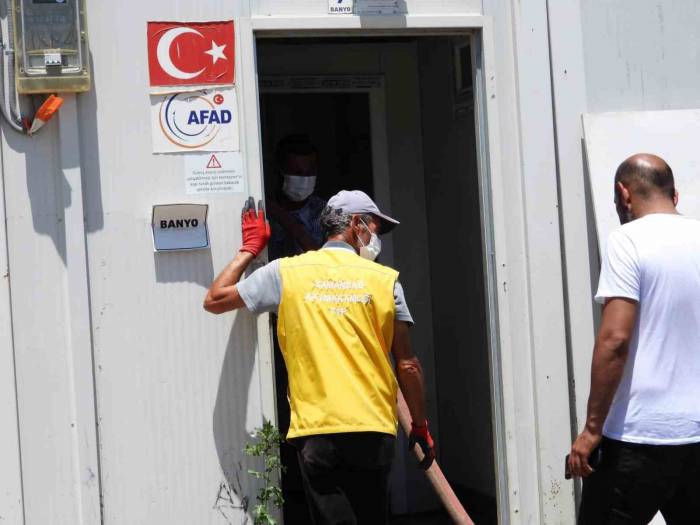 Deprem Bölgesinde İlaçlama Ve Temizlik Çalışması Sürüyor