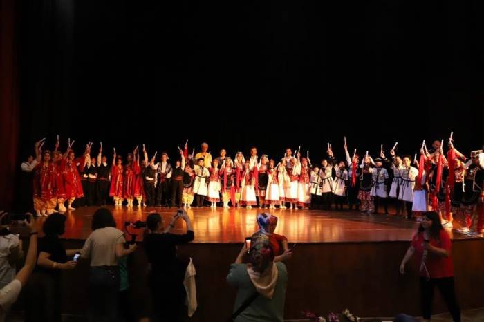 Kültür-sanat Kursiyerlerinden Nefes Kesen Gösteri