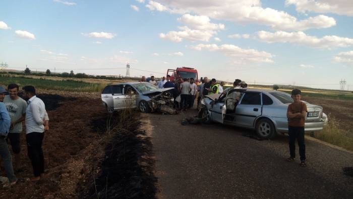 Otomobiller Kafa Kafaya Çarpıştı: 5 Yaralı