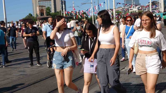 Taksim’de Sıcaktan Bunalan Vatandaşlar Şemsiye İle Gezdi