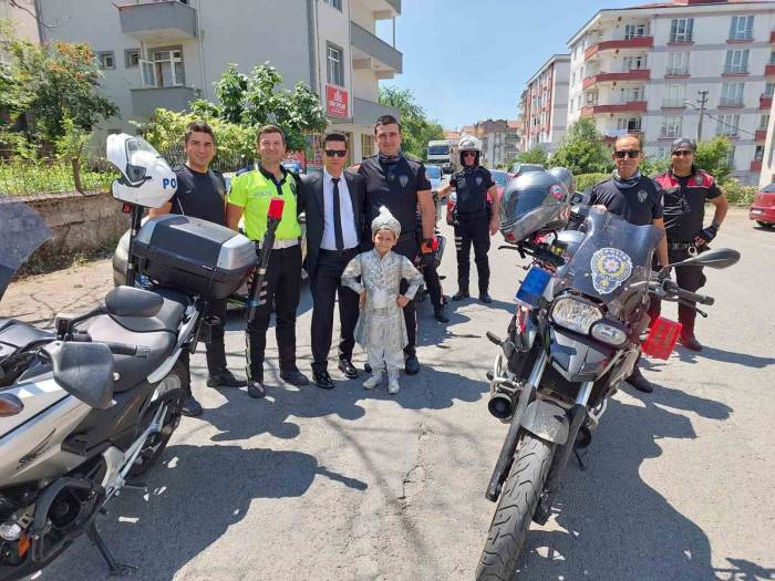 Küçük Erbakan’a Yunus Polislerinden Jest