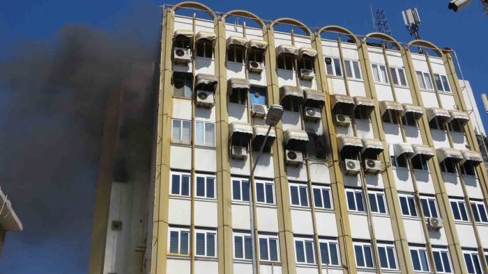 Alev Alev Yanan İş Yerini Gözyaşları İçinde Çaresizce İzlediler