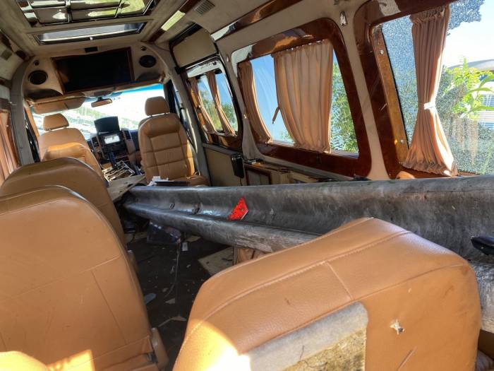 Antalya’da Dehşete Düşüren Kaza: Minibüsün İçinden Bariyer Geçti