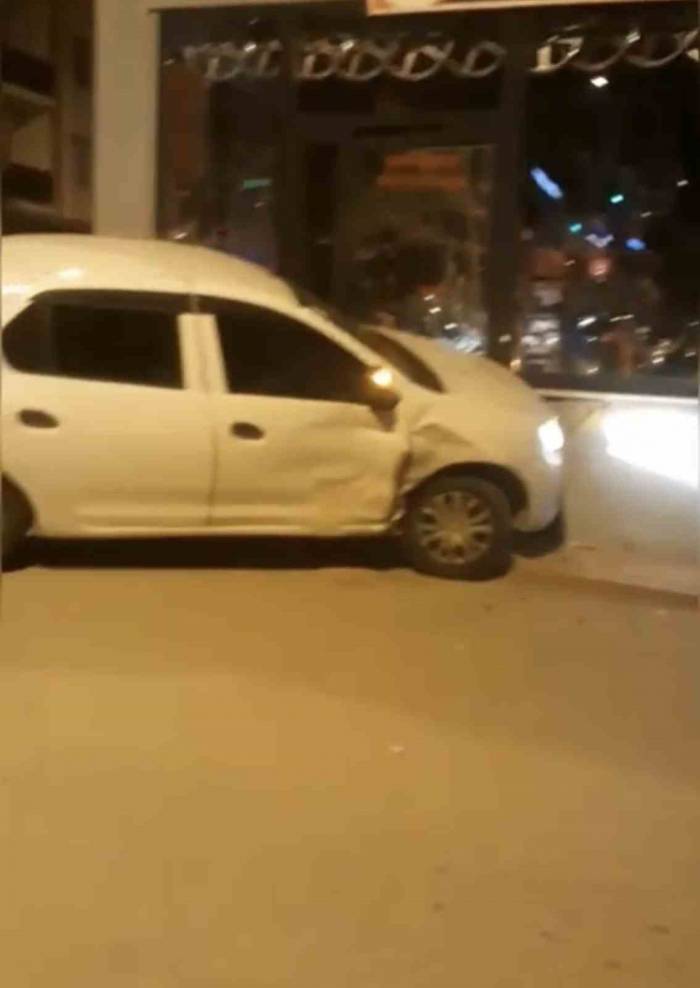 Bursa’da Polisten Kaçan Sürücü İş Yerine Çarptı, O Anlar Kameraya Yansıdı