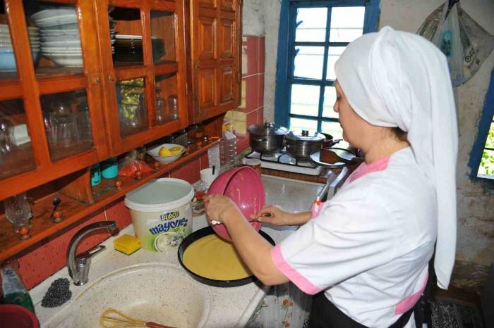 Samsun’da Yaşlı Kadının Bayram Hazırlığı Büyükşehir’den
