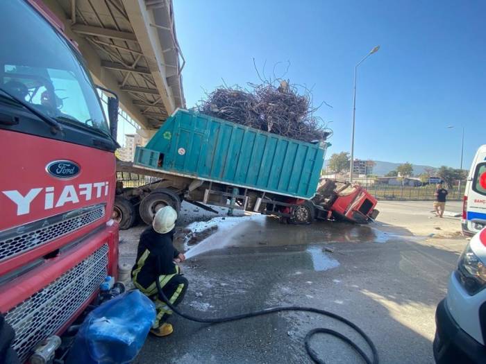 Dorsesi Açılan Kamyon Üst Geçide Çarptı: 1 Yaralı