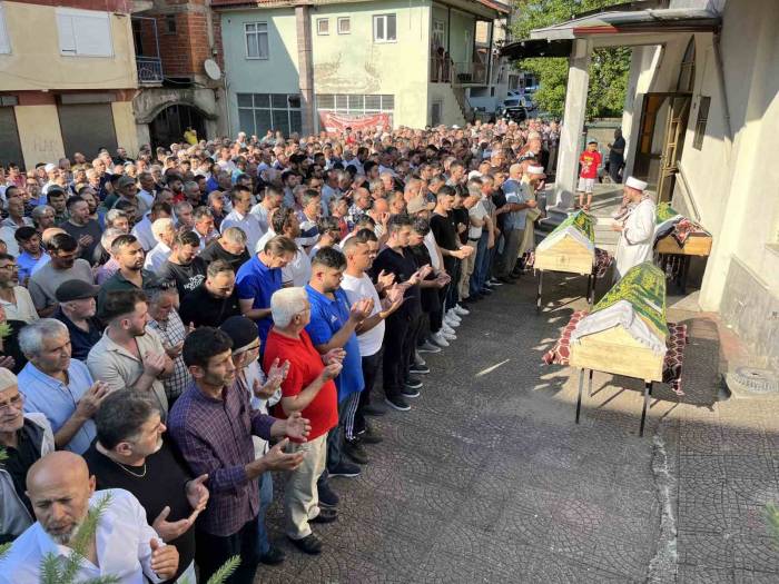 Kazada Hayatını Kaybeden Anne, Baba Ve Oğlunun Naaşları Toprağa Verildi