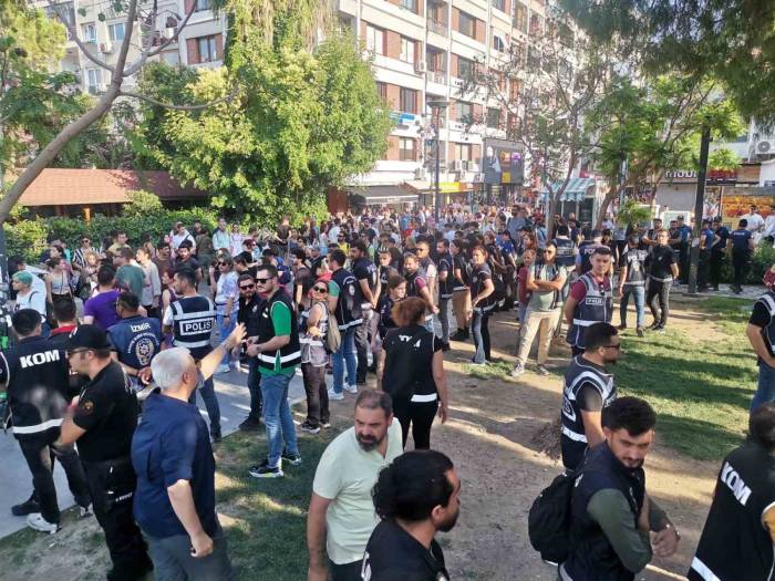 İzmir’de Lgbt Yürüyüşüne Polis Müdahalesi: 50’nin Üzerinde Gözaltı