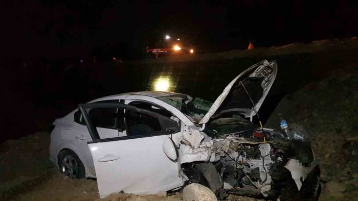 Otomobil 4 Metre Yükseklikten Şarampole Uçtu: 5 Yaralı