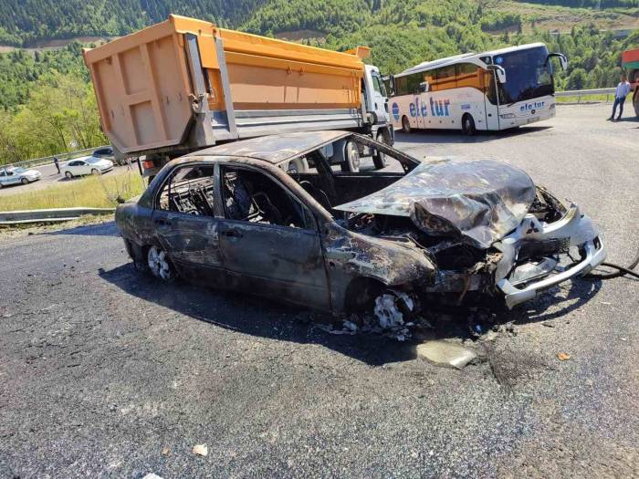 Minibüsle Çarpışan Otomobil Alev Topuna Döndü: 7 Yaralı