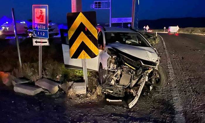 Hafif Ticari Araç İle Otomobil Çarpıştı: 7 Yaralı