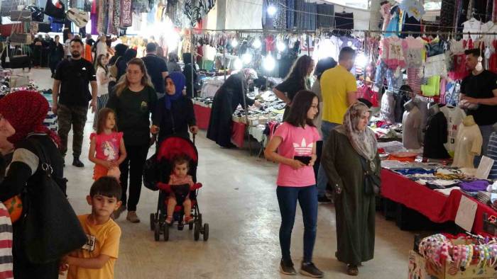 Kütahya’da Kıyafet Pazarı Vatandaşların Akınına Uğruyor