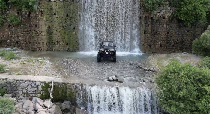 Off Road Aracı Şelalenin Altında Yıkandı